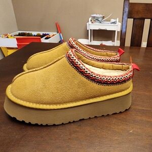 Cozy Tan Suede Platform Slip-On Slippers with Red Trim